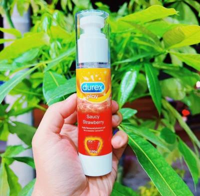 Gel bôi trơn gốc nước Durex Play Saucy Strawberry hương dâu chai 100g
